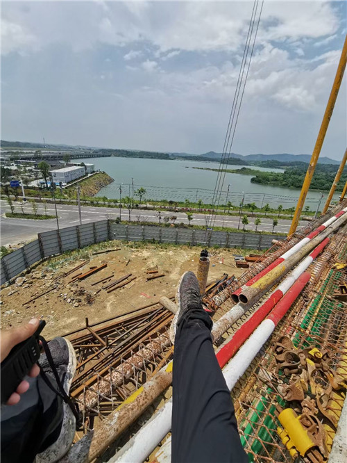 青冈县作业中发生设备损坏或人员意外，责任怎么划分？