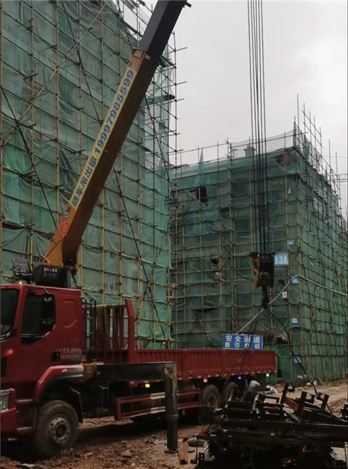 青冈县“慢工细活”—— 吊车的 “微动控制” 技术